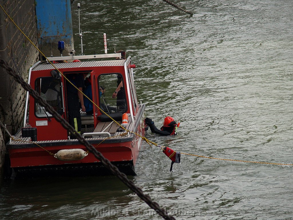 Uebung BF Koeln und DRLG Person im Rhein bei Koeln P603.JPG